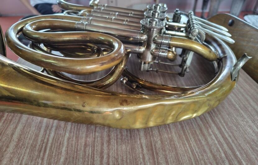 【ホルン】穴やヘコミがあるホルン