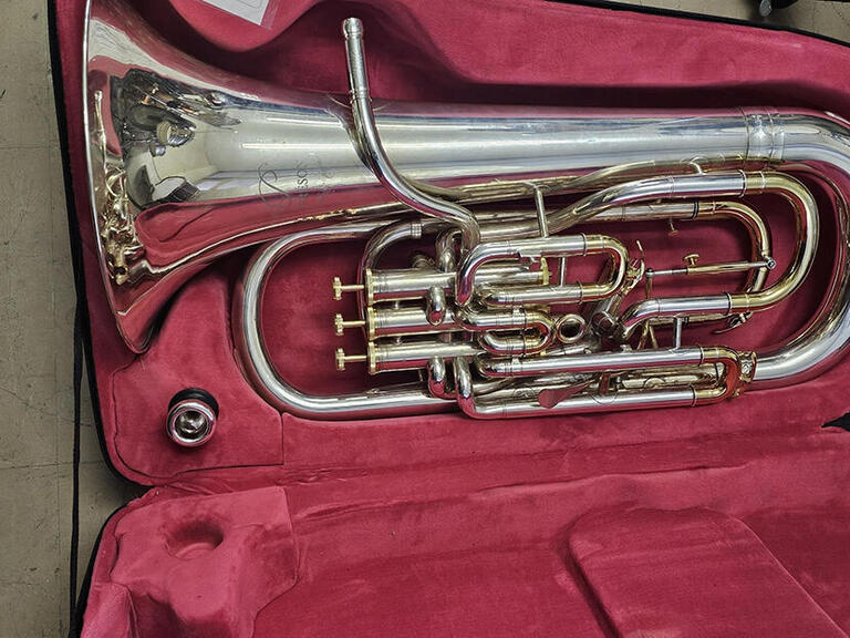 【ユーフォニアム】古くから使っている楽器が多く、丁寧に使っていますが、ユーフォニアムの１台は音を出せなくなってしまいました