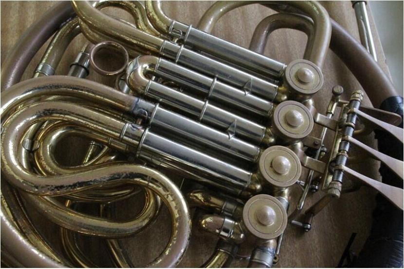 【ホルン】穴だらけのホルン。コンクールや演奏会で良い音を奏でるために、新しい楽器が欲しいです