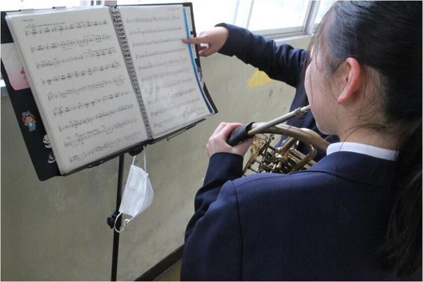 【ホルン】穴だらけのホルン。コンクールや演奏会で良い音を奏でるために、新しい楽器が欲しいです