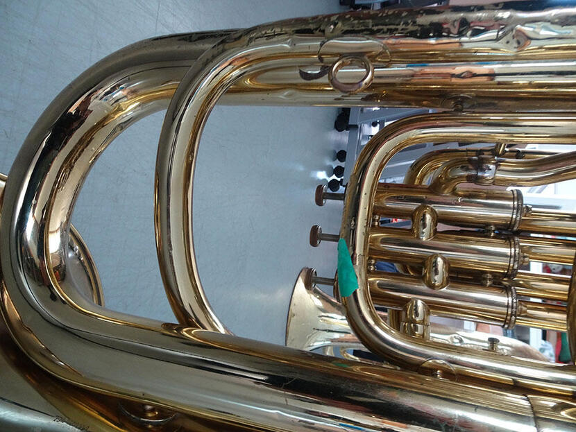 【チューバ】穴の開いた楽器と、つぶれて凹みが直せないチューバ