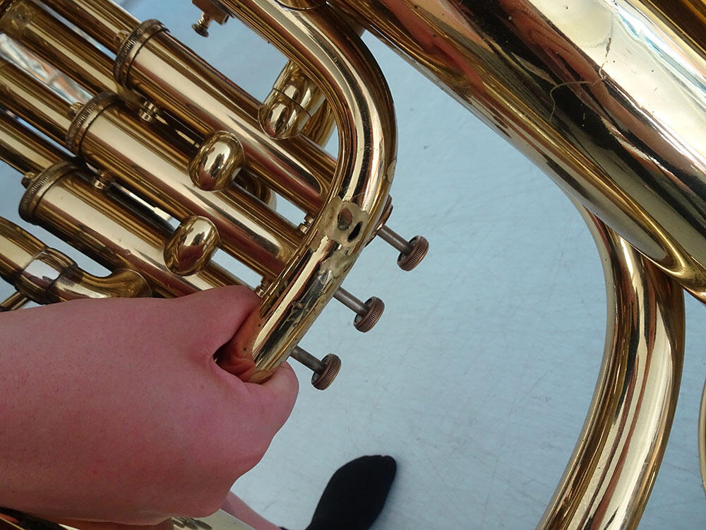 【チューバ】穴の開いた楽器と、つぶれて凹みが直せないチューバ
