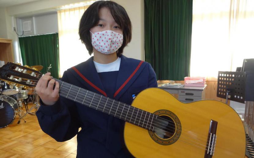 【愛知県豊橋市】音楽の時間に寄付していただいたギターを初めてひきました。