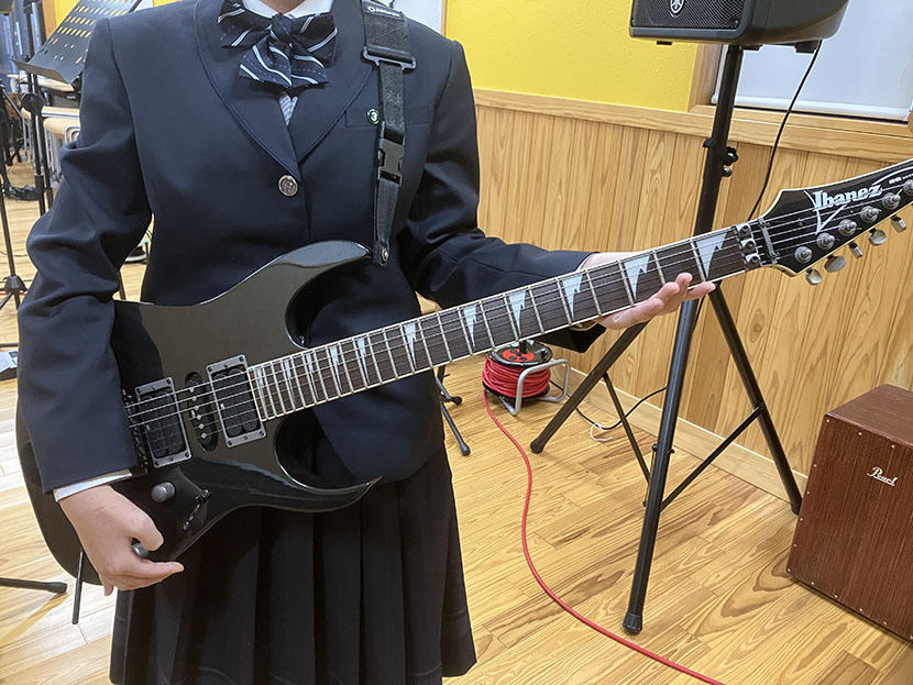【鹿児島県鹿屋市】この度はエレキギターの寄附ありがとうございます。このタイプのギターは部になかったのでとても助かりました。