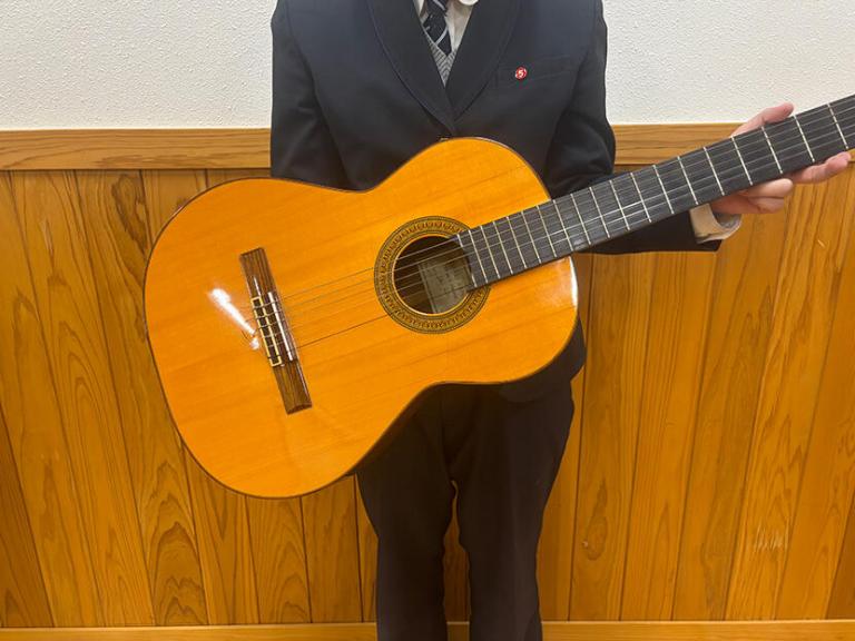 【鹿児島県鹿屋市】貴重なアコースティックギターを私たち軽音楽部に御寄附いただき、誠にありがとうございます