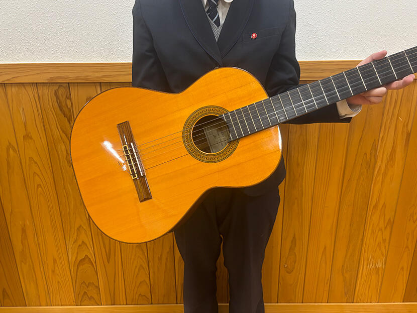 【鹿児島県鹿屋市】貴重なアコースティックギターを私たち軽音楽部に御寄附いただき、誠にありがとうございます