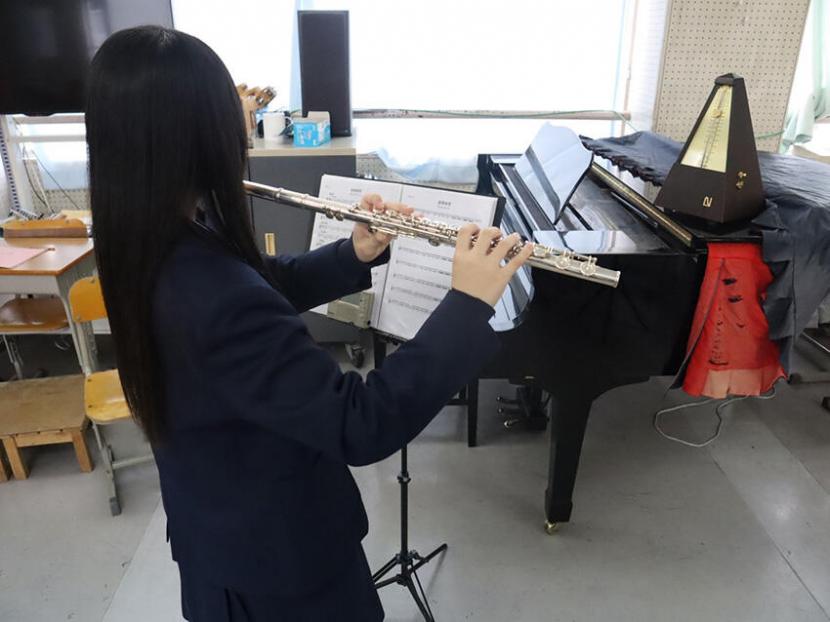 【大阪府堺市】貴重なフルートを赤坂台中学校吹奏楽部に寄付していただき、ありがとうございました