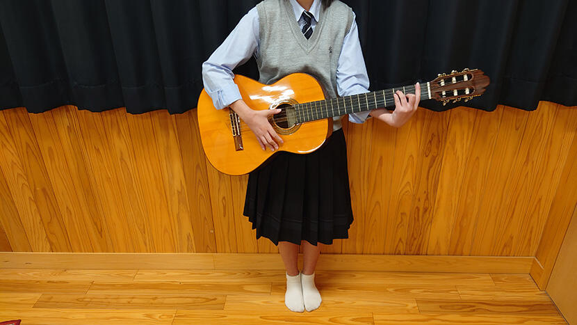 kanoyajoshi_guitar_02_2305.jpg